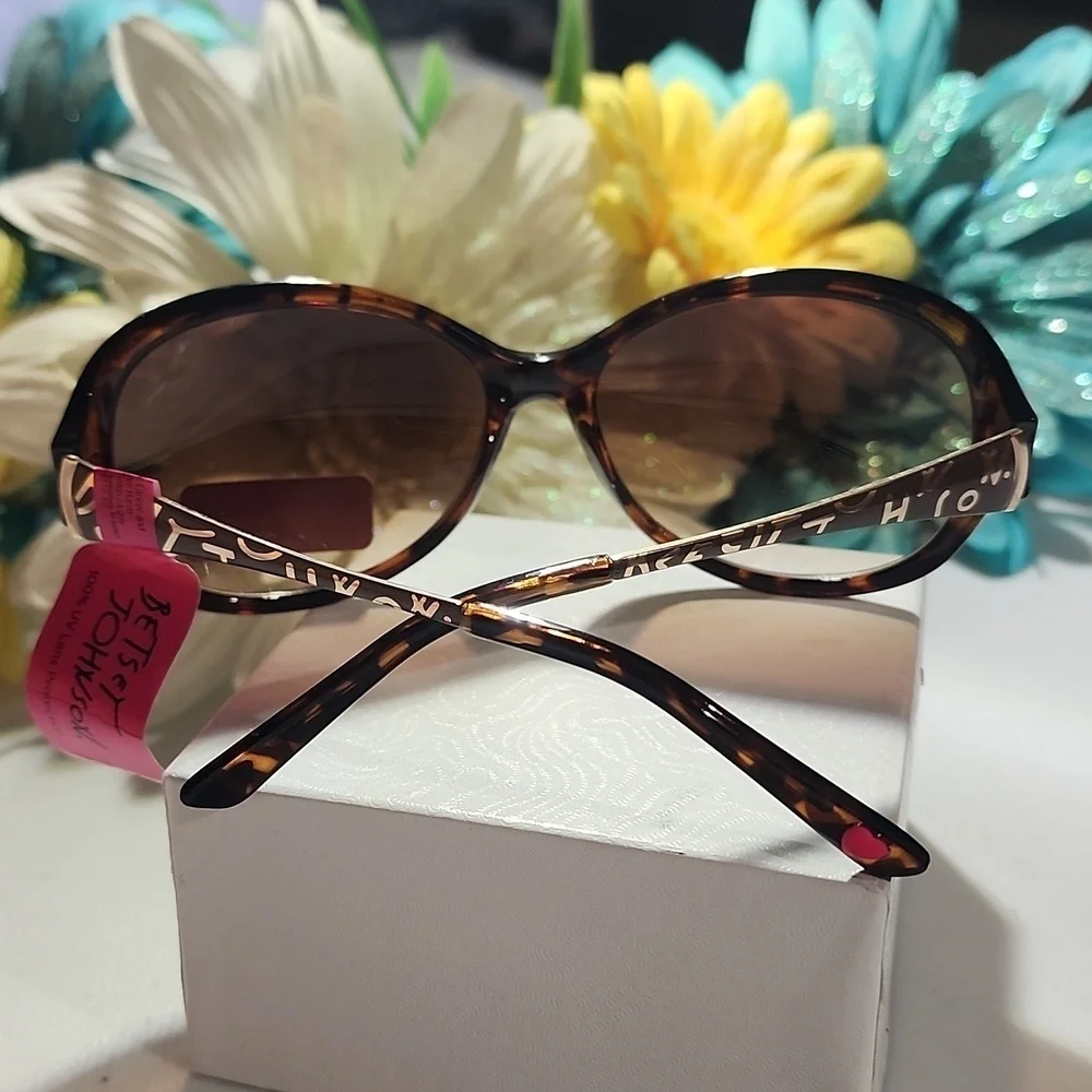 BETSEY JOHNSON SUNGLASSES - Picture 3 of 7